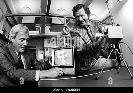 (DATEI) Eine Alcatel-Lucent/Bell Labs Handout Datei Bild vom 1. Januar 1974 zeigt uns Wissenschaftler Willard Boyle (L) und George Smith (R) während des Setups ein Experiment mit einem CCD-Sensor bei den Bell Laboratories in Murray Hill, NJ, USA. Beide Physiker Teilen der Nobelpreis für Physik 2009? für die Erfindung einer bildgebende Halbleiter-Schaltung? der CCD-Sensor? mit chinesischer Physiker Stockfoto