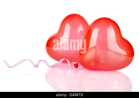 Zwei rote Ballons in der Form eines Herzens mit Reflexion isoliert auf weißem Hintergrund Stockfoto