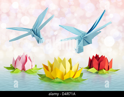 Origami blaue Libelle über Blumen Lotus über rosa Hintergrund Stockfoto