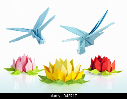 Origami blaue Libelle über Lotus Blumen auf weißem Hintergrund Stockfoto