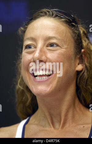 Britische Triathletin Chrissie Wellington lächelt während einer Pressekonferenz für die Ironman Triathlon World Championships in Kailu-Kona, Hawaii, USA, 8. Oktober 2009. Sie gewann schon zweimal den Ironman Hawaii. Foto: THOMAS FREY Stockfoto