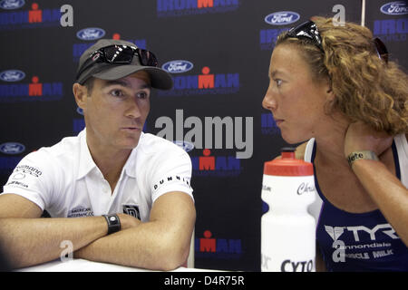 Britische Triathletin Chrissie Wellington und australische Triathletin Craig Alexander sprechen miteinander im Rahmen einer Pressekonferenz für die Ironman Triathlon World Championships in Kailu-Kona, Hawaii, USA, 8. Oktober 2009. Wellington gewann schon zweimal den Ironman Hawaii, Alexander ist letztes Jahr? s Sieger bei Männern. Foto: THOMAS FREY Stockfoto