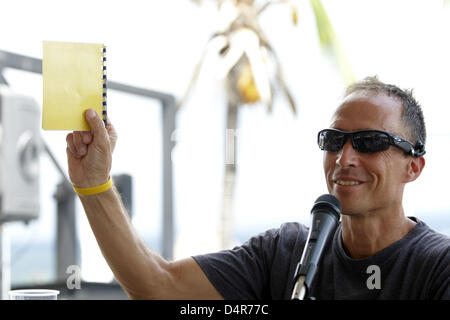 Während die Athleten treffen in Kailu-Kona, Hawaii, USA, 8. Oktober 2009 hält Jimmy Richitello, Oberschiedsrichter des Ironman Triathlon World Championships, eine gelbe Karte. Foto: THOMAS FREY Stockfoto