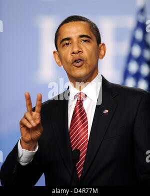 (Datei)-diese Datei Bild vom 4. April 2009 zeigt US-Präsident Barack Obama während einer Pressekonferenz auf dem NATO-Gipfel in Straßburg, Frankreich. In diesem Jahr? s Nobel Friedenspreis erhält Barack Obama das Nobel-Komitee in Oslo am 9. Oktober 2009 bekannt gegeben. Foto: BERND WEISSBROD Stockfoto