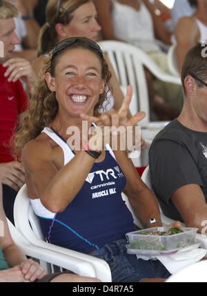 Britische Triathletin Chrissie Wellington isst Salat während die Athleten treffen für die Ironman Triathlon World Championships in Kailu-Kona, Hawaii, USA, 8. Oktober 2009. Foto: Thomas Frey Stockfoto