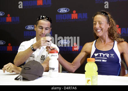 Britische Triathletin Chrissie Wellington und australische Triathletin Craig Alexander sprechen miteinander im Rahmen einer Pressekonferenz für die Ironman Triathlon World Championships in Kailu-Kona, Hawaii, USA, 8. Oktober 2009. Wellington gewann schon zweimal den Ironman Hawaii, Alexander ist letztes Jahr? s Sieger bei Männern. Foto: Thomas Frey Stockfoto