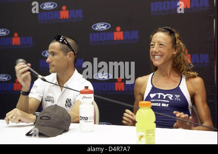 Britische Triathletin Chrissie Wellington und australische Triathletin Craig Alexander sprechen miteinander im Rahmen einer Pressekonferenz für die Ironman Triathlon World Championships in Kailu-Kona, Hawaii, USA, 8. Oktober 2009. Wellington gewann schon zweimal den Ironman Hawaii, Alexander ist letztes Jahr? s Sieger bei Männern. Foto: Thomas Frey Stockfoto