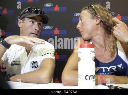 Britische Triathletin Chrissie Wellington und australische Triathletin Craig Alexander sprechen miteinander im Rahmen einer Pressekonferenz für die Ironman Triathlon World Championships in Kailu-Kona, Hawaii, USA, 8. Oktober 2009. Wellington gewann schon zweimal den Ironman Hawaii, Alexander ist letztes Jahr? s Sieger bei Männern. Foto: Thomas Frey Stockfoto