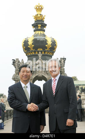 Chinesische Vize Zustand Präsident Xi Jinping (L) und der Ministerpräsident von Sachsen Stansilaw Tillich schütteln sich die Hände vor die? Zwinger? in Dresden, Deutschland, 10. Oktober 2009. Leipzig ist die erste Station des Xi Jinping? s Besuch in Deutschland, die auch ihn nach Berlin und Frankfurt Main Book Fair führen wird. Foto: RALF HIRSCHBERGER Stockfoto