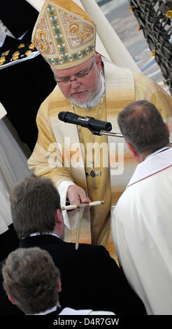 München? s Erzbischof Reinhard Marx (C) Ritter ein neues Mitglied des Ordens Christain Ritterschaft in der Jesuitenkirche in Mannheim, Deutschland, 10. Oktober 2009. Die Christain Reihenfolge der Ritterschaft begrüßt 24 neue Mitglieder. Die Reihenfolge zählt 25500 Mitglieder weltweit und 1365 in Deutschland. Foto: RONALD WITTEK Stockfoto