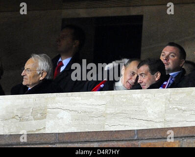 Russian Prime Minister Vladimir Putin (C), Russian President Dmitry Medvedev (R) und ehemaligen bayerischen Ministerpräsidenten Edmund Stoiber (L) sehen Sie die WM 2010, Gruppe 4 Qualifikationsspiel Russland Vs Deutschland im Luzhniki-Stadion in Moskau, Russland, 10. Oktober 2009. Deutschland gewann mit 1: 0. Foto: Achim Scheidemann Stockfoto
