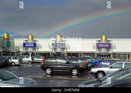 Fort Kinnaird Einkaufszentrum vom Parkplatz mit stürmischen Himmel und Regenbogen Stockfoto