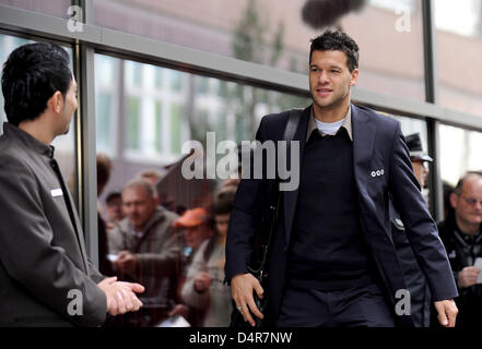 Fußballspieler Michael Ballack betritt ein Hotel in Hamburg, Deutschland, 11. Oktober 2009. Die Nationalmannschaft erreichte Hamburg nach einer erfolgreichen WM 2010-Qualifikationsspiel gegen Russland. Foto: Jens Ressing Stockfoto