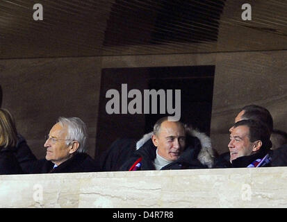Russian Prime Minister Vladimir Putin (C), Russian President Dmitry Medvedev (R) und ehemaligen bayerischen Ministerpräsidenten Edmund Stoiber (L) sehen Sie die WM 2010, Gruppe 4 Qualifikationsspiel Russland Vs Deutschland im Luzhniki-Stadion in Moskau, Russland, 10. Oktober 2009. Deutschland gewann mit 1: 0. Foto: Achim Scheidemann Stockfoto