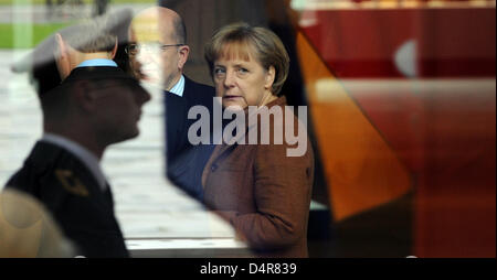 German chancellor Angela Merkel (C) erwartet die chinesische Vizepräsident Xi Jinping (nicht abgebildet) im Kanzleramt in Berlin, Deutschland, 12. Oktober 2009. Beide gehaltenen Vorträge über bilaterale Fragen mit Fokus auf das Klima ändern, Politik und Wirtschaft. Foto: TIM BRAKEMEIER Stockfoto