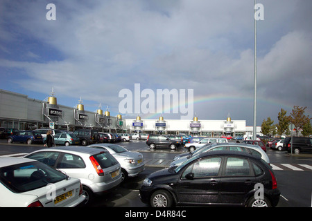 Fort Kinnaird Einkaufszentrum vom Parkplatz mit stürmischen Himmel und Regenbogen Stockfoto