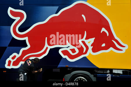 Ein Mitarbeiter von Red Bull Racing Polituren ein Team LKW am Hungaroring Rennen verfolgen in Mogyorod in der Nähe von Budapest, Ungarn, 23. Juli 2009. Formel 1 Grand Prix von Ungarn findet statt am 26. Juli. Foto: Carmen Jaspersen Stockfoto