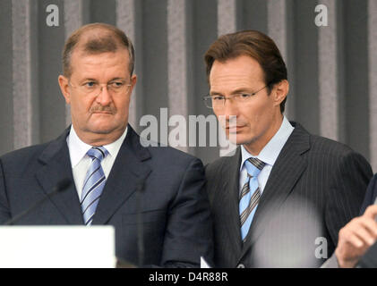 Incoming-CEO der Porsche AG, der Michael Macht (R) und der scheidende CEO Wendelin Wiedeking (L) bei einem Werke treffen in Stuttgart-Zuffenhausen, Deutschland, 23. Juli 2009. Wiedeking trat von seiner Position nach 16 Jahren ebnet den Weg für eine gemeinsame Zukunft der Autohersteller Porsche und Volkswagen. Foto: Uli Deck Stockfoto