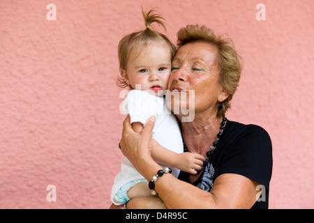 Großmutter liebt ihre Grandkid beim zeigen ihre wahren Gefühle. Stockfoto