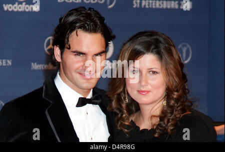 (Dpa-Datei) Ein Datei-Bild 18. Februar 2008 erfasst, Schweizer Tennis-Champion Roger Federer (L) und seine Frau Mirka Vavrinec (R) Ankunft in den Laureus World Sports Awards 2008 in St. Petersburg, Russland. Am 23. Juli 2009 kündigte das Ehepaar Mirka gebar Zwillinge Charlene Riva und Myla Rose und Staat? Dies ist der schönste Tag unseres Lebens. Mirka, Myla und Charlene sind al Stockfoto