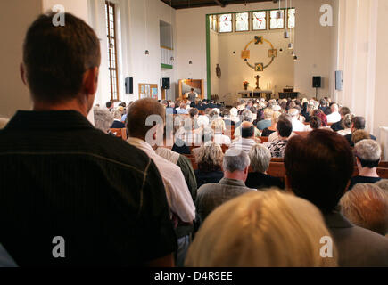 Bürgerinnen und Bürger besuchen die Trauerfeier für den Verkehrsopfern des Bergsturzes am protestantischen Saint Nicolai Church in Nachterstedt, Deutschland, 24. Juli 2009. Drei Menschen gestorben, als eine riesige Landlside in Nachterstedt am 18. Juli 2009 ein Haus am See verschluckt wurde. Ein weiterer Multi-Familienhaus wurde bei der Katastrophe am See hinweggefegt, eine geflutete ehemaligen Oberfläche mine. Foto: JENS WOLF Stockfoto