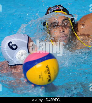 Deutsche Heiko Nossek (R) und Kanada? s Thomas Marks wetteifern um den Ball während ihr Wasserball-Match bei der FINA Swimming World Championships im Foro Italico in Rom, Italien, 22. Juli 2009. Kanada gewann 5: 4. Foto: MARCUS BRANDT Stockfoto