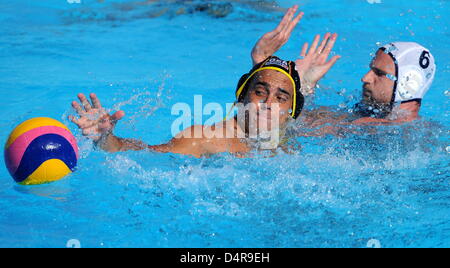 Deutsch Heiko Nossek (L) und Kanada? s Thomas Marks wetteifern um den Ball während ihr Wasserball-Match bei der FINA Swimming World Championships im Foro Italico in Rom, Italien, 22. Juli 2009. Kanada gewann 5: 4. Foto: MARCUS BRANDT Stockfoto