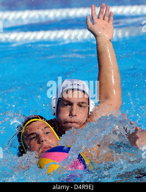 Deutschen Marko Stamm (L) und Kanada? s Jonathan Ruse wetteifern um den Ball während ihr Wasserball-Match bei der FINA Swimming World Championships im Foro Italico in Rom, Italien, 22. Juli 2009. Kanada gewann 5: 4. Foto: MARCUS BRANDT Stockfoto