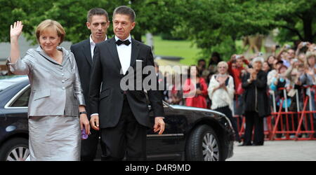 Wiederholung mit zusätzliche Identifikation: Bundeskanzlerin Angela Merkel, kommen ihr Mann Joachim Sauer (R) und sein Sohn Daniel Sauer bei der Eröffnung der Bayreuther Festival 2009 in Bayreuth, Deutschland, 25. Juli 2009. Das Festival beginnt mit der Oper? Tristan und Isolde?. Das jährliche Musikfestival präsentieren 10 Aufführungen der Oper mit Eröffnungsreden bis 02 August. Stockfoto