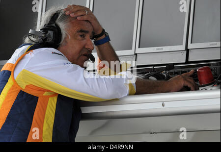 Italienische Flavio Briatore, Teamchef des Renault F1 im Bild während der dritten Übungsbeispiel am Hungaroring Rennstrecke in Mogyorod in der Nähe von Budapest, Ungarn, 25. Juli 2009. Formel 1 Grand Prix von Ungarn wird am 26. Juli stattfinden. Foto: CARMEN JASPERSEN Stockfoto