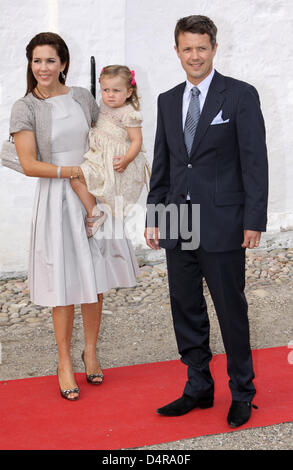 Prinzessin Isabella, dänische Kronprinz Frederik und Kronprinzessin Mary (L) kommen für die Taufe von Prinz Joachim und Prinzessin Marie? s jüngster Sohn Henrik Carl Joachim Alain Mogeltonder Kirche, Dänemark, 26. Juli 2009. Der Prinz wurde am 4. Mai 2009 geboren, aber nicht seinen Namen bis die Zeremonie erhalten. Foto: Patrick van Katwijk Stockfoto