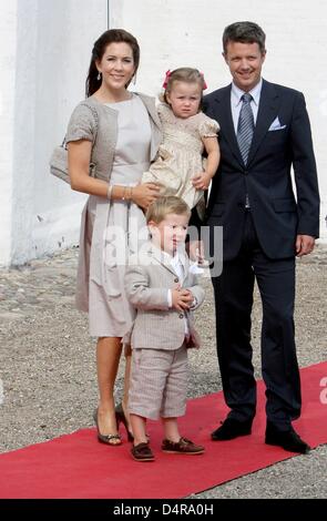 Prinz Christian und Prinzessin Isabella, dänische Kronprinz Frederik und Kronprinzessin Mary (L) kommen für die Taufe von Prinz Joachim und Prinzessin Marie? s jüngster Sohn Henrik Carl Joachim Alain Mogeltonder Kirche, Dänemark, 26. Juli 2009. Der Prinz wurde am 4. Mai 2009 geboren, aber nicht seinen Namen bis die Zeremonie erhalten. Foto: Patrick van Katwijk Stockfoto