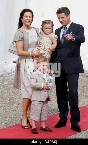 Danish Crown Prince Frederik (R), Kronprinzessin Mary (L) und Prinzessin Isabella und Prinz Christian ankommen für die Taufe von Prinz Joachim und Prinzessin Marie? s jüngster Sohn Henrik Carl Joachim Alain Mogeltonder Kirche, Dänemark, 26. Juli 2009. Der Prinz wurde am 4. Mai 2009 geboren, aber nicht seinen Namen bis die Zeremonie erhalten. Foto: Patrick van Katwijk Stockfoto