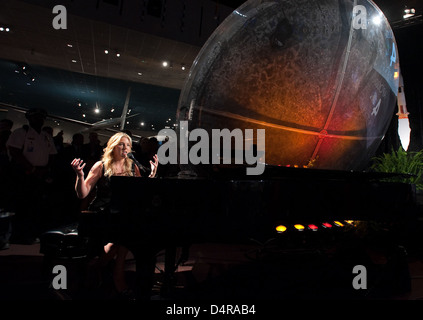 Das National Air and Space Museum in Washington, DC, veranstaltete eine Veranstaltung zum 40-jährigen Jubiläum von Apollo 11 mit dem Apollo-Kommandomodul. Zu den Teilnehmern zählten Persönlichkeiten aus dem öffentlichen Dienst, die die Errungenschaften der NASA und das anhaltende Erbe des Programms feierten. Stockfoto