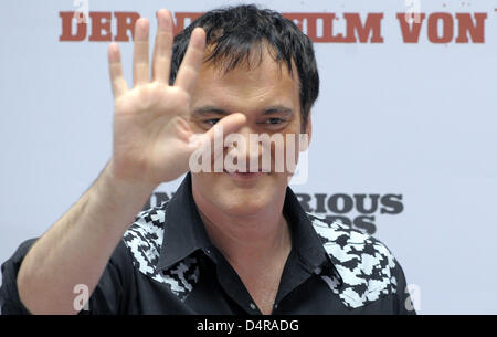 US-Regisseur Quentin Tarantino stellt während des Telefonats Foto anlässlich der Deutschland-Premiere seines Films? Inglourious Basterds? in Berlin, Deutschland, 28. Juli 2009. Die Premiere statt findet am selben Abend. Foto: Soeren Stache Stockfoto