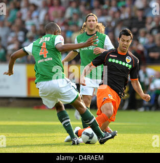 Torsten Frings (C) und Naldo (L) des deutschen Bundesligisten Werder Bremen und Daniel Olcina (R) Spanisch erste Abteilung Seite FC Valencia wetteifern um den Ball während ihrer pre-Season-Testspiel in der Vivaris-Arena in Meppen, Deutschland, 28. Juli 2009. Foto: CARMEN JASPERSEN Stockfoto