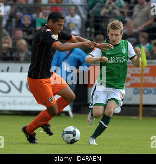 Marko Marin (R) der deutschen Bundesliga Seite Werder Bremen und Hedwiges Maduro der spanischen Erstligisten Club FC Valencia wetteifern um den Ball während ihrer pre-Season-Testspiel in der Vivaris-Arena in Meppen, Deutschland, 28. Juli 2009. Foto: CARMEN JASPERSEN Stockfoto