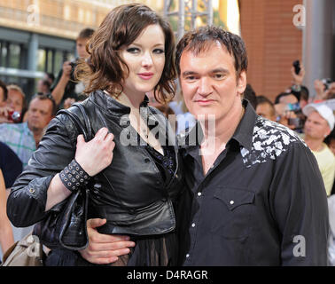 US-Regisseur Quentin Tarantino und burleske Tänzerin Tallulah Freeway kommen bei der Deutschlandpremiere des Films? Inglourious Basterds? in Berlin, Deutschland, 28. Juli 2009. Der neue Film von Regisseur Tarantino öffnet am 20. August 2009 in den deutschen Kinos. Foto: Jens Kalaene Stockfoto