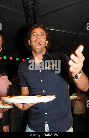 Fußball-Spieler Luca Toni des deutschen Bundesligisten FC Bayern München besucht das Sommerfest des Restaurant Hugos in München, 28. Juli 2009. Gäste und Prominente feierten die Host? s Geburtstag und die zwei-Jahres-Jubiläum des Restaurants. Foto: Felix Hoerhager Stockfoto