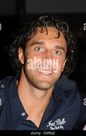 Fußball-Spieler Luca Toni des deutschen Bundesligisten FC Bayern München besucht das Sommerfest des Restaurant Hugos in München, 28. Juli 2009. Gäste und Prominente feierten die Host? s Geburtstag und die zwei-Jahres-Jubiläum des Restaurants. Foto: Felix Hoerhager Stockfoto