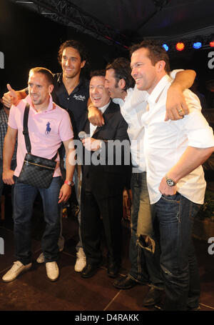 Fußball-Spieler Franck Ribery (L-R) und Luca Toni des deutschen Bundesligisten FC Bayern München, Sänger Pupo, host Ugo Crocamo und ehemaliger Fußballspieler Lothar Matthaeus besuchen das Sommerfest des Restaurant Hugos in München, 28. Juli 2009. Gäste und Prominente feierten die Host? s Geburtstag und die zwei-Jahres-Jubiläum des Restaurants. Foto: Felix Hoerhager Stockfoto