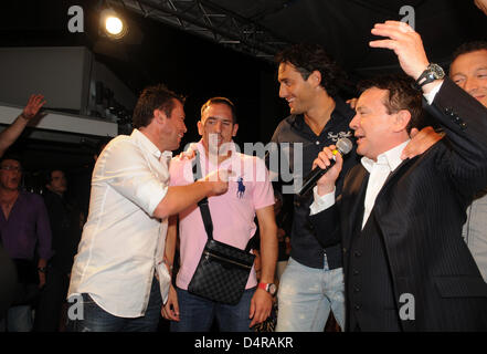 Ehemaliger Fußballspieler Lothar Matthaeus (L-R), Fußball-Spieler Franck Ribery und Luca Toni des deutschen Bundesligisten FC Bayern München und Sänger Pupo besuchen das Sommerfest des Restaurant Hugos in München, 28. Juli 2009. Gäste und Prominente feierten die Host? s Geburtstag und die zwei-Jahres-Jubiläum des Restaurants. Foto: Felix Hoerhager Stockfoto