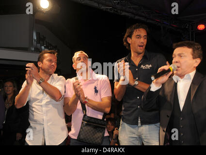 Ehemaliger Fußballspieler Lothar Matthaeus (L-R), Fußball-Spieler Franck Ribery und Luca Toni des deutschen Bundesligisten FC Bayern München und Sänger Pupo feiern auf dem Sommerfest des Restaurant Hugos in München, 28. Juli 2009. Gäste und Prominente feierten die Host? s Geburtstag und die zwei-Jahres-Jubiläum des Restaurants. Foto: Felix Hoerhager Stockfoto