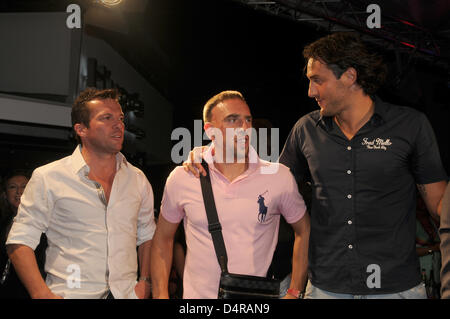 Ehemaliger Fußballspieler Lothar Matthaeus (L-R), feiern Fußball-Spieler Franck Ribery und Luca Toni des deutschen Bundesligisten FC Bayern München auf dem Sommerfest des Restaurant Hugos in München, 28. Juli 2009. Gäste und Prominente feierten die Host? s Geburtstag und die zwei-Jahres-Jubiläum des Restaurants. Foto: Felix Hoerhager Stockfoto