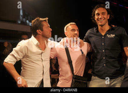 Ehemaliger Fußballspieler Lothar Matthaeus (L-R), feiern Fußball-Spieler Franck Ribery und Luca Toni des deutschen Bundesligisten FC Bayern München auf dem Sommerfest des Restaurant Hugos in München, 28. Juli 2009. Gäste und Prominente feierten die Host? s Geburtstag und die zwei-Jahres-Jubiläum des Restaurants. Foto: Felix Hoerhager Stockfoto