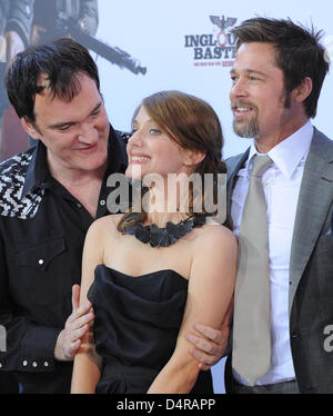US-Regisseur Quentin Tarantino (L-R) Schauspielerin Melanie Laurent und Schauspieler Brad Pitt kommen bei der Deutschlandpremiere des Films? Inglourious Basterds? in Berlin, Deutschland, 28. Juli 2009. Der neue Film von Regisseur Tarantino öffnet am 20. August 2009 in den deutschen Kinos. Foto: Jens Kalaene Stockfoto