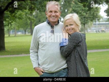 Hollywood-Schauspieler George Hamilton und seine Partnerin Barbara Sturm posieren in Düsseldorf, 30. Juli 2009. Die Hollywood-Legende erhält einen Stern auf dem berühmten? Walk of Fame? in Hollywood zu seinem 70. Geburtstag. Der Stern ist auf Hamilton vorgestellt werden soll? s Geburtstag am 12. August 2009. Der US-Amerikaner lebt in Düsseldorf mehrere Monate im Jahr mit seinem Partner, dem Arzt Barbara Sturm. Phot Stockfoto