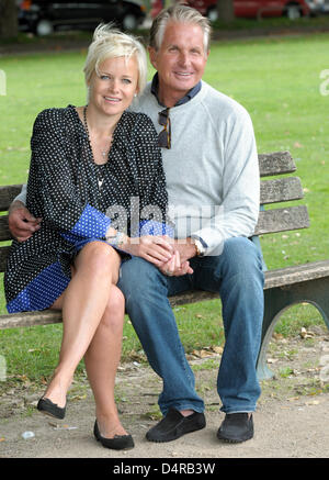 Hollywood-Schauspieler George Hamilton und seine Partnerin Barbara Sturm posieren in Düsseldorf, 30. Juli 2009. Die Hollywood-Legende erhält einen Stern auf dem berühmten? Walk of Fame? in Hollywood zu seinem 70. Geburtstag. Der Stern ist auf Hamilton vorgestellt werden soll? s Geburtstag am 12. August 2009. Der US-Amerikaner lebt in Düsseldorf mehrere Monate im Jahr mit seinem Partner, dem Arzt Barbara Sturm. Phot Stockfoto