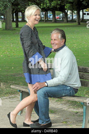 Hollywood-Schauspieler George Hamilton und seine Partnerin Barbara Sturm posieren in Düsseldorf, 30. Juli 2009. Die Hollywood-Legende erhält einen Stern auf dem berühmten? Walk of Fame? in Hollywood zu seinem 70. Geburtstag. Der Stern ist auf Hamilton vorgestellt werden soll? s Geburtstag am 12. August 2009. Der US-Amerikaner lebt in Düsseldorf mehrere Monate im Jahr mit seinem Partner, dem Arzt Barbara Sturm. Phot Stockfoto