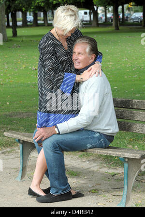 Hollywood-Schauspieler George Hamilton und seine Partnerin Barbara Sturm posieren in Düsseldorf, 30. Juli 2009. Die Hollywood-Legende erhält einen Stern auf dem berühmten? Walk of Fame? in Hollywood zu seinem 70. Geburtstag. Der Stern ist auf Hamilton vorgestellt werden soll? s Geburtstag am 12. August 2009. Der US-Amerikaner lebt in Düsseldorf mehrere Monate im Jahr mit seinem Partner, dem Arzt Barbara Sturm. Phot Stockfoto